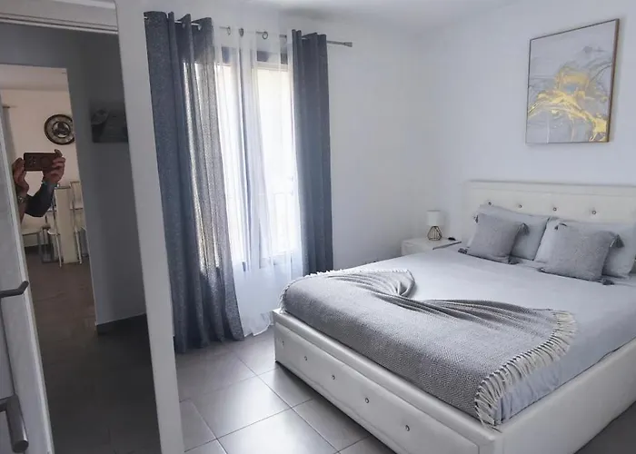 Privee Avec Piscine A Appartement *