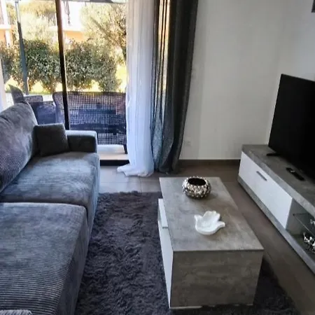 Résidence Privée Avec Piscine à *