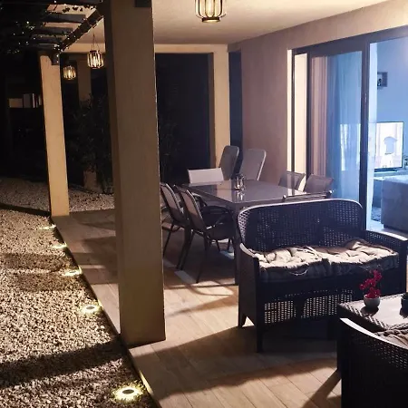 Privee Avec Piscine A Апартаменты