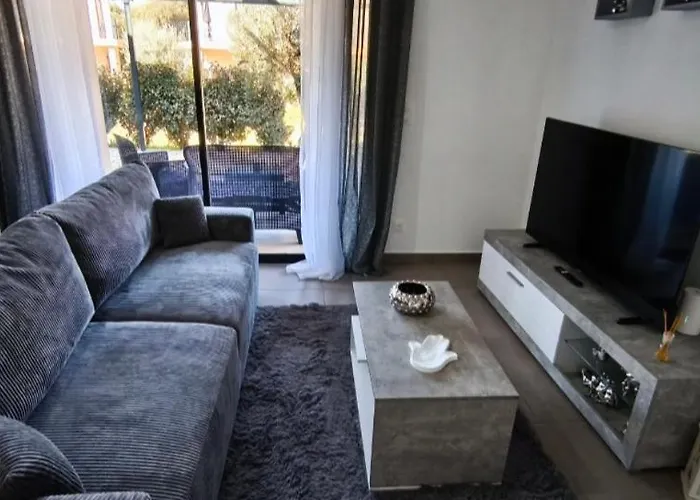 Privee Avec Piscine A *