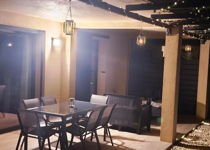 Privee Avec Piscine A *